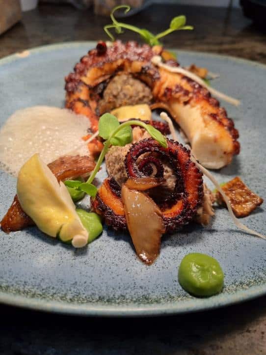 Tentacule de poulpe LOCAL restaurant sur l'île d'Oléron